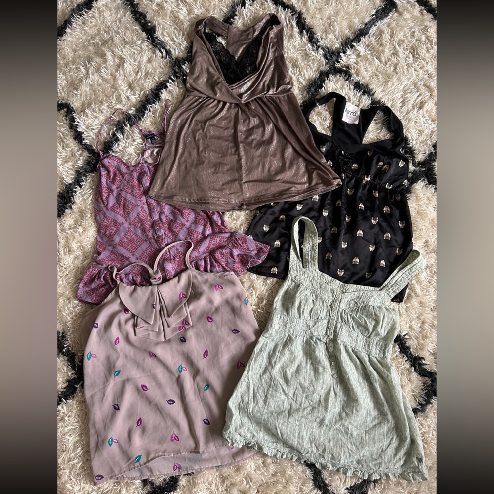 A shirt bundle with 5 tops (sizes include 1- XS, 3- smalls, and 1- medium)